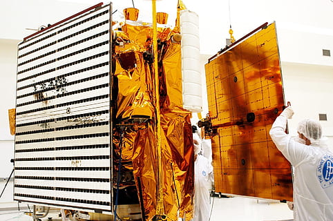 paneles solares, astronave, tecnicos, instalación, Mensajero, ciencia, tecnología, energía, cosmos, nasa, módulo, sistema, construcción, laboratorio, vuelo, industria, trabajando, ciudad, fábrica, al aire libre, nadie, día, gente real, ocupación, gente, hombres, participación, arquitectura, estructura construida, en pie, grupo de personas, exterior del edificio, actividad, ropa, industria de construccion, el color blanco, 1080P, CC0, dominio público, libre de derechos