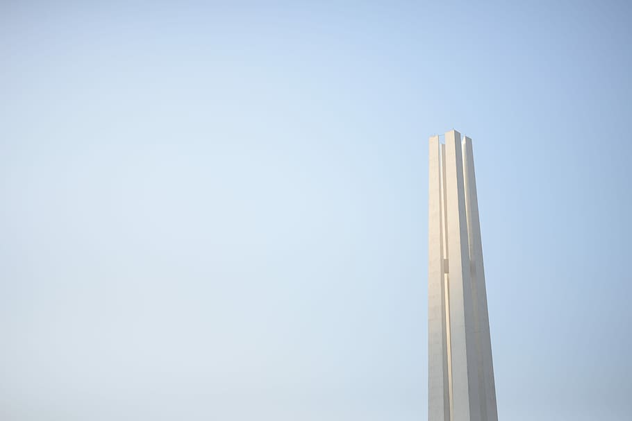 blanc, béton, la tour, bleu, ciel, jour, Monument commémoratif de guerre, espace de copie, architecture, ciel clair, personne, structure construite, extérieur du bâtiment, faible angle de vue, journée, extérieur d'immeuble de bureaux, gratte ciel, ville, la nature, affaires, en plein air, moderne, bâtiment, lumière du soleil, 5K