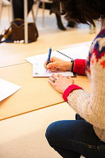 person, skrivning, hvid, papir, at skrive, pen, noter, skriveblok, mennesker, Kvinder, menneskelig hånd, arbejder, hunner, rigtige mennesker, bord, voksen, indendørs, livsstil, hånd, bedrift, selektiv fokusering, sidder, Bestil, afslappet tøj, offentliggørelse, tæt på, studere, 4K, CC0, offentligt domæne, royaltyfrie