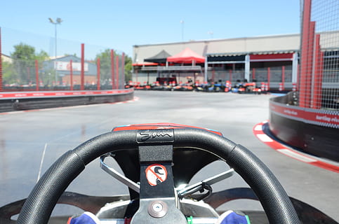 karting, circuit, motor, transport, manera de transport, arquitectura, exterior de l'edifici, ciutat, centrar-se en primer pla, dia, estructura construïda, automòbil, cotxe, volant, vehicle terrestre, carrer, a l'aire lliure, primer pla, velocitat, carretera, cap gent, naturalesa, vermell, 4K, CC0, domini públic, lliure de regalies