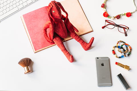 Foto, Hase, gestylt, Konzepte und Ideen, Objekte, rot, keine Leute, Computer, High Angle View, drinnen, menschliches Körperteil, Papier-, Studioaufnahme, weißer Hintergrund, Stillleben, große gruppe von gegenständen, Kreativität, direkt darüber, Kunst und Handwerk, Gruppe von Objekten, Darstellung, Essen und Trinken, Tabelle, Wahl, Technologie, Variation, Faden, 4K, CC0, gemeinfrei, lizenzfrei