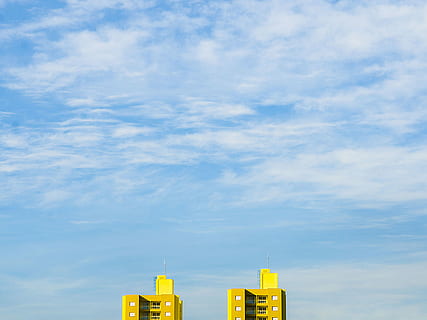 vicino, fotografia, Due, giallo, edifici, calcestruzzo, bianca, nuvoloso, cielo, giorno, blu, nube, costruzione, Torre, struttura costruita, architettura, nuvola - cielo, esterno dell'edificio, nessuno, natura, Inquadratura dal basso, all'aperto, sezione alta, destinazioni di viaggio, città, bellezza nella natura, edificio per uffici esterno, alto - alto, grattacielo, 4K, CC0, dominio pubblico, privo di copyright