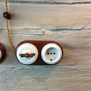 interruttore, rustico, vecchio, retrò, architettura, luce, legno - materiale, tavolo, in casa, natura morta, nessuno, cibo e bevande, bere, rinfresco, tazza, direttamente sopra, boccale, avvicinamento, caffè, caffè - bevanda, due oggetti, tazza di caffè, giorno, vista dall'alto, contenitore, forma geometrica, vasellame, tazza di tè, 1080P, CC0, dominio pubblico, privo di copyright