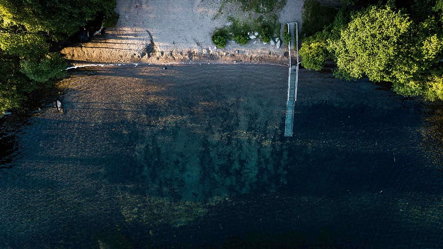 Antenne, Foto, grau, hölzern, Dock, Karosserie, Wasser, Grün, Bäume, umgeben, Strand, Küste, Ufer, Baum, Luftaufnahme, Drohne, Drohnenansicht, mavic pro, Norwegen, Pflanze, Natur, keine Leute, Tag, draußen, High Angle View, die Architektur, Wachstum, Transport, gebaute Struktur, Straße, Ruhe, Schönheit in der Natur, Sonnenlicht, Park, Richtung, Gras, 4K