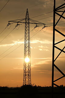 Sonnenuntergang, aktuell, Strommast, Hochspannung, stehlen, Pylon, Sonne, Stromleitung, Elektrizität, Energie, Netzteil, Technologie, Himmel, Strahlen, Stromerzeugung, Stromspannung, Osten, rot, Orange, Nachglühen, Abend, Abendhimmel, wolke - himmel, Silhouette, Kabel, Kraftstoff- und Stromerzeugung, Flachwinkelansicht, Verbindung, orange Farbe, keine Leute, Natur, Metall, draußen, gebaute Struktur, Komplexität, Stromnetz, elektrische Ausrüstung, 5K, CC0, gemeinfrei, lizenzfrei