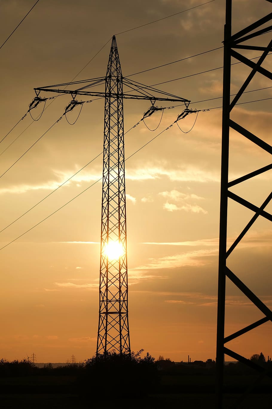 Sonnenuntergang, aktuell, Strommast, Hochspannung, stehlen, Pylon, Sonne, Stromleitung, Elektrizität, Energie, Netzteil, Technologie, Himmel, Strahlen, Stromerzeugung, Stromspannung, Osten, rot, Orange, Nachglühen, Abend, Abendhimmel, wolke - himmel, Silhouette, Kabel, Kraftstoff- und Stromerzeugung, Flachwinkelansicht, Verbindung, orange Farbe, keine Leute, Natur, Metall, draußen, gebaute Struktur, Komplexität, Stromnetz, elektrische Ausrüstung, 5K