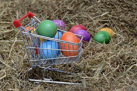 bunte Ostereier, Ostereier, Ostern, Ei, Dekoration, Osterdekoration, Frohe Ostern, bunt, bunte Eier, Farbe, Osterdekorationen, gemalt, Brauch, Heu, Ostergrüße, Osterfeier, Frühling, Lebensmittel, Hühnereier, Tradition, traditionell, Essen, Osterthema, Einkaufswagen, Einkaufen, Kaufen, Natur, Essen und Trinken, mehrfarbig, Osterei, Feier, keine Leute, Nahansicht, Tiernest, Tag, Urlaub, Pflanze, Obst, Gruppe von Objekten, Stroh, selektiver Fokus, Frische, 4K, CC0, gemeinfrei, lizenzfrei