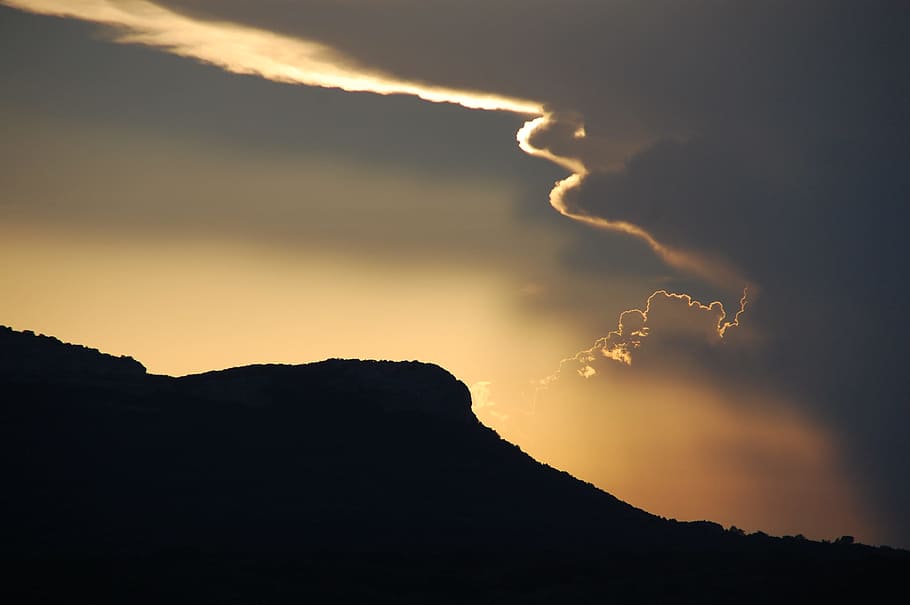 fotografia de sortida del sol, cel, el cel de la nit, núvols, núvol - cel, bellesa a la natura, silueta, tempesta, llamps, escenics - natura, medi ambient, naturalesa, poder a la natura, muntanya, poder, senyal d'advertència, nit, cap gent, a l'aire lliure, posta de sol, cel dramàtic, fosc, ominós, 2K