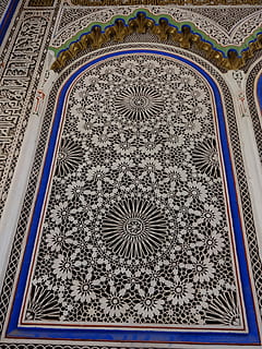 okno, vzor, oblouk, architektura, design, sklenka, ornament, dekorace, marocký, vyšperkovaný, fes, orientální, styl, antický, arabština, tradiční, náboženství, místo uctívání, duchovno, stavba, nikdo, víra, uvnitř, nízký úhel pohledu, umění a řemesla, budova, tvořivost, řemeslo, Dějiny, minulost, strop, destinace, květinový vzor, architektura a umění, 2K, CC0, veřejná doména, bez autorských práv