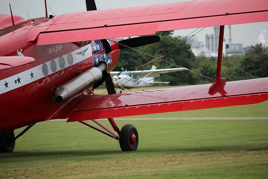 avions, antonov, àguila vermella, oldtimer, festival aeròdrom, volar, transport, vermell, mode de transport, vehicle aeri, cap gent, herba, manera de transport, avió, dia, naturalesa, camp, terra, viatjar, a l'aire lliure, planta, aeroport, pista, ala dels avions, medi ambient, estacionari, pista d’aeroport, indústria aeroespacial, roda, 1080P