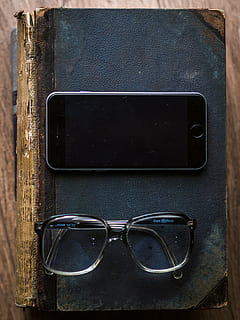 slått, rom, grå, iphone 6, ved siden av, briller, topp, svart, bøker, bord, telefon, skjerm, teknologi, mobil, internett, smarttelefon, blank, enhet, vise, digitalt, smart, iphone, media, ios, stable, papir, kunnskap, bibliotek, gammel, litteratur, bok, åpen, informasjon, skole, studere, utdanning, visdom, lærebok, bokhylle, lese, årgang, dekke, tekst, skriving, side, skrive ut, tre, lesning, retro, brun, skrivebord, mørk, nærbilde, vegg, kommunikasjon, trådløs teknologi, forbindelse, smart telefon, bærbar informasjonsenhet, ingen folk, enkelt objekt, stilleben, rett over, solbriller, mote, enhetsskjerm, innendørs, mobiltelefon, personlig tilbehør, jeans, eyewear, 4K, CC0, offentlig domene, opphavsrett gratis