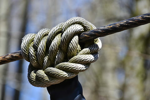 macroschotfotografie, touw, dauw, knoop, veiligheid, sterkte, stijgen, sterk, binden, risico, vaststelling, houden, focus op de voorgrond, detailopname, verbinding, dag, geen mensen, gedraaid, getextureerde, vastgebonden, patroon, buitenshuis, vastgebonden knoop, natuur, metaal, post, hout - materiaal, houten paal, opgerold, bruin, 5K, CC0, publiek domein, royaltyvrij