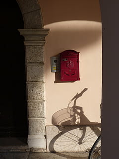 Post, Briefkasten, rot, Schatten, Wandbau - Funktion, keine Leute, die Architektur, gebaute Struktur, Kommunikation, Tag, Fahrrad, Sonnenlicht, Gebäudehülle, Sicherheit, Transport, Gebäude, Wand, draußen, Schutz, 4K, CC0, gemeinfrei, lizenzfrei
