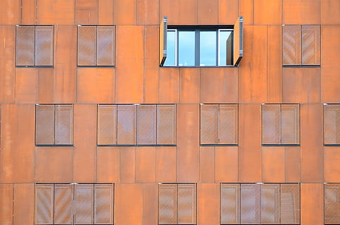 Gebäude, Fenster, Gitter, Fassade, Die Architektur, rostig, Orange, öffnen, Rollladen, Gebäudehülle, Vollbild, gebaute Struktur, keine Leute, Muster, Hintergründe, Tag, orange Farbe, Wandbau - Funktion, draußen, braun, Glas - Material, Flachwinkelansicht, Seite an Seite, Design, Holz - Material, Wohngegend, 4K, CC0, gemeinfrei, lizenzfrei