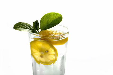 klar, Wasser, geschnitten, Zitrone, Getränke, Limonade, Minze, Essen und Trinken, Glas, Trinkglas, Zitrusfrucht, Obst, Erfrischung, Lebensmittel, Getränk, Haushaltsausstattung, gesundes Essen, Blatt, weißer Hintergrund, Studioaufnahme, Wohlbefinden, Frische, ausgeschnitten, Scheibe, Kraut, Cocktail, Minzblatt - kulinarisch, keine Leute, Garnierung, Orange, 5K, CC0, gemeinfrei, lizenzfrei