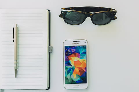 putih, smartphone samsung android, berbaris, kertas, klik pena, teratas, samsung, smartphone, ponsel, notes, buku catatan, pena, teknologi, kacamata hitam, benda, bisnis, teknologi nirkabel, tidak ada orang, dalam ruangan, hari, merapatkan, kacamata, layar, perangkat informasi portabel, ponsel pintar, telepon genggam, komunikasi, layar perangkat, koneksi, masih hidup, tepat di atas, layar sentuh, mode, meja, aksesori pribadi, 5K, CC0, domain publik, bebas royalti