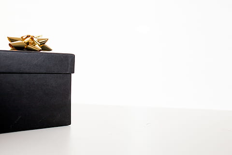 negro, caja de regalo de navidad, Navidad negra, regalo de Navidad, caja, Navidad, regalo, estacional, caja - contenedor, decoración, celebracion, copia espacio, anticuado, color dorado, nadie, oro, Fondo blanco, vacaciones, adentro, cinta - artículo de costura, cinta, foto de estudio, envase, evento, evento festivo, antecedentes, caja de regalo, lujo, 5K