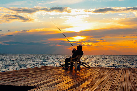 Angeln, Meer, Dämmerung, Natur, Bucht, Strand, Fahrrad, Wolken, Fischer, Horizont, Freizeit, Mann, Ozean, draußen, Erholung, Entspannung, seelandschaft, Silhouette, Himmel, Sommer-, Sonne, Sonnenaufgang, Sonnenuntergang, Reise, Urlaub, Wasser, Holzdeck, Stange, Angelrute, Aktivität, wolke - himmel, Freizeitbeschäftigung, Schönheit in der Natur, Horizont über Wasser, Menschen, Szenen - Natur, Sitzung, zwei Menschen, echte Menschen, Männer, 2K, CC0, gemeinfrei, lizenzfrei