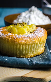 pa de pinya, fleca, pa, menjar, esmorzar, pinya, menjar i beguda, frescor, natura morta, a l'interior, taula, primer pla, llest per menjar, cap gent, alimentació saludable, fruita, indulgència, menjar dolç, benestar, dolç, postres, placa, centrar-se en primer pla, groc, temptació, safata, 2K, CC0, domini públic, lliure de regalies