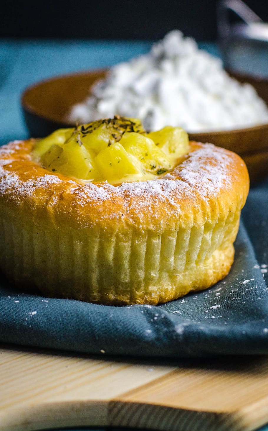 pa de pinya, fleca, pa, menjar, esmorzar, pinya, menjar i beguda, frescor, natura morta, a l'interior, taula, primer pla, llest per menjar, cap gent, alimentació saludable, fruita, indulgència, menjar dolç, benestar, dolç, postres, placa, centrar-se en primer pla, groc, temptació, safata, 2K