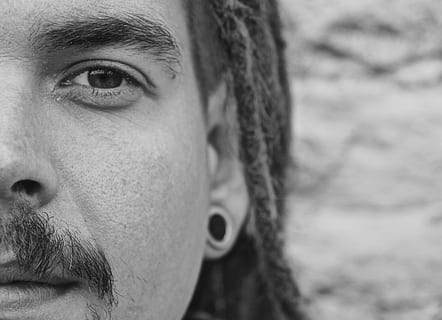 home, cara, veure, retrat, una persona, primer pla, homes, tirada al cap, part del cos, part del cos humà, rostre humà, adult jove, pèl facial, barba, persones reals, centrar-se en primer pla, adult, mirant la càmera, ull humà, home jove, mascles, homes madurs, cella, contemplació, cabell humà, 4K, CC0, domini públic, lliure de regalies