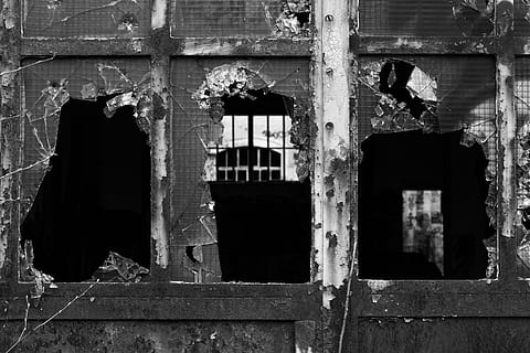 Fenster, Scheibe, Fensterscheibe, Scherbe, zugrunde richten, hauswand, verlassen, zerfallen, Gebäude, verfallen, Muster, gebrochen, Glas, die Architektur, Fassade, Struktur, Verglasung, Schwarz und weiß, Graffiti, schwarz, gebaute Struktur, beschädigt, Gebäudehülle, alt, heruntergewirtschaftet, keine Leute, Tag, schlechter Zustand, verwittert, Ablehnen, Verschlechterung, Holz - Material, Zerstörung, obsolet, draußen, ruiniert, Fensterrahmen, zerstört, 5K, CC0, gemeinfrei, lizenzfrei