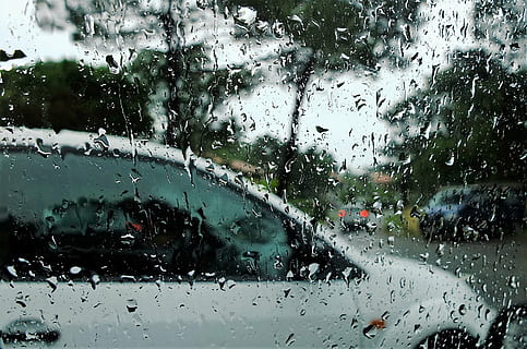 chuva, auto, fugir, molhado, solta, vidro - material, agua, transparente, carro, modo de transporte, transporte, estação chuvosa, veículo motorizado, interior do veículo, veículo terrestre, interior do carro, janela, gota de chuva, natureza, rua, ninguém, ao ar livre, vidro, viagem, ponto de vista do carro, 2K, CC0, domínio público, royalty free