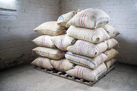 Saco marrón y azul, café, frijoles, saco, arpillera, Colombia, bolso, grano de café, Fresco, finca de café, exportar, apilar, nadie, gran grupo de objetos, arquitectura, naturaleza muerta, día, al aire libre, pared - característica de la construcción, textil, modelo, estructura construida, sombrero, atado, edificio, industria, negocio, material, elección, 4K, CC0, dominio público, libre de derechos