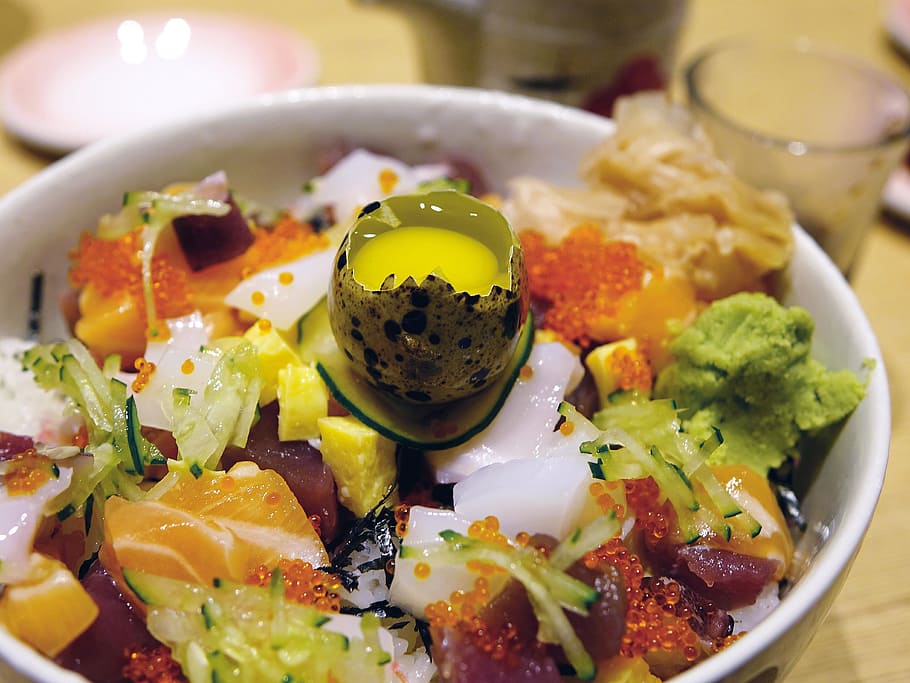 amanida de verdures, ous de guatlla, rodó, blanc, ceràmica, foto de primer pla de bol, sashimi, salmó, tonyina, marisc, peix, caviar, japonès, verdures, crua, fresc, gourmet, tradicional, pop, ou, llagostins, restaurant, wasabi, Japó, menjar i beguda, a l'interior, menjar, cap gent, alimentació saludable, frescor, llest per menjar, mida de la porció, vegetals, primer pla, benestar, natura morta, bol, placa, amanida, vista d’angle alt, taula, enfocament selectiu, indulgència, vidre, temptació, berenar, 4K