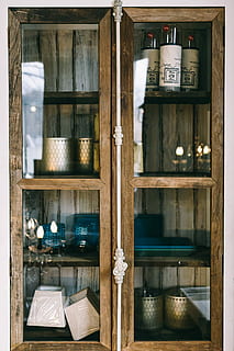 ancien, vivant, pièce, intérieur, belle, salon, maison, vieux, décoration de maison, élégant, rural, rustique, bois - matériau, à l'intérieur, étagère, verre - matériel, personne, démodé, meubles, la fenêtre, réflexion, journée, transparent, architecture, le magasin, publication, livre, structure construite, restaurant, texte, affaires, récipient, vente au détail, 2K