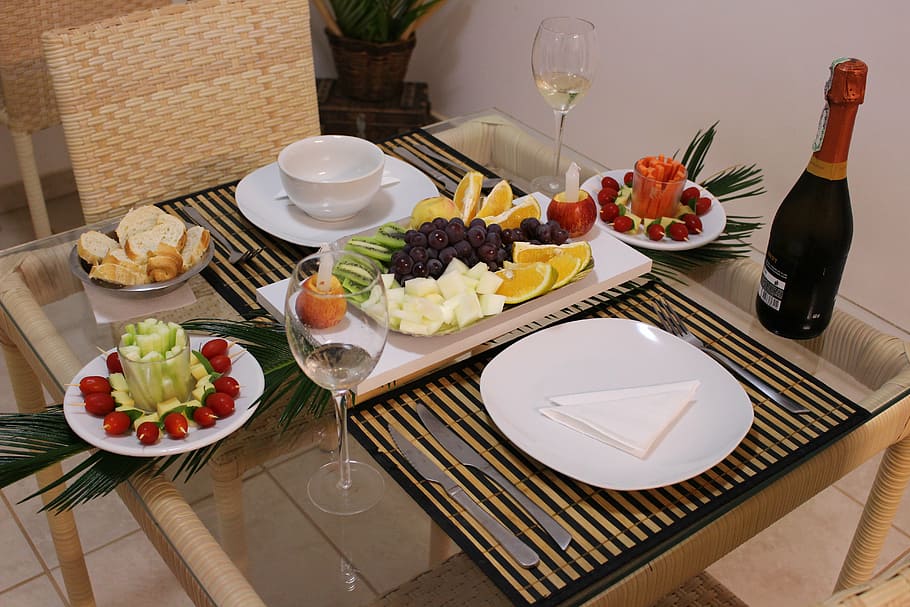 sopar d’any nou, fruita, uva, taula, sopar, cap d'any, sopar de Nadal, menjar i beguda, menjar, placa, alimentació saludable, vista d’angle alt, configuració de lloc, configuració, frescor, cap gent, mobles, utensili per menjar, benestar, equipament per a la llar, a l'interior, estri de cuina, llest per menjar, vidre, luxe, mat de lloc, ganivet de taula, 5K