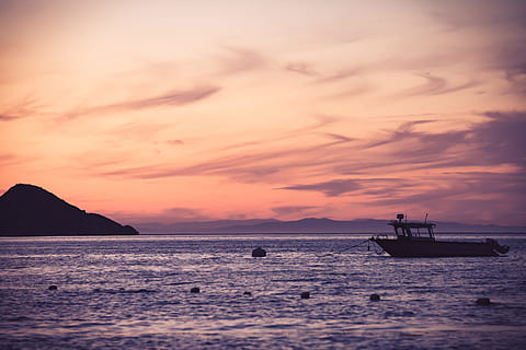 båd, hav, gylden, time, skyer, skumring, aften, aftenhimmel, fisker, ø, landskab, bjerg, natur, ocean, udendørs, afspejling, naturskøn, marinemaleri, kysten, silhuetter, himmel, solnedgang, vand, fartøjer, nautiske fartøj, transportmidler, transportform, sky - himmel, silhuet, scenics - natur, skønhed i naturen, orange farve, rolig scene, ro, idyllisk, horisont, sejlads, rejse, horisont over vand, sejlbåd, 5K, CC0, offentligt domæne, royaltyfrie