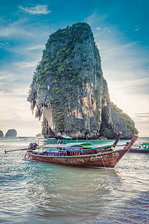 Boote, Meer, Steininsel, Tag, braun, Boot, Karosserie, Wasser, Rock Cliff, flacher Fokus, Fotografie, Meerwasser, Felsformation, Blau und weiß, wolkig, Himmel, Asien, Wasserfahrzeug, Krabi, Strand, Natur, Thailand, Andamanensee, Reise, Landschaft, berühmter Platz, Reiseziele, szenen, Insel, Urlaube, Küste, Kulturen, Cliff, Tourismus, tropisches Klima, Karstbildung, draußen, Rock - Objekt, Transport, Transportmittel, Ufergegend, Rock, Szenen - Natur, Schönheit in der Natur, Land, solide, Ruhe, ruhige Szene, Longtail-Boot, keine Leute, türkisfarben, Gestein stapeln, 5K, CC0, gemeinfrei, lizenzfrei