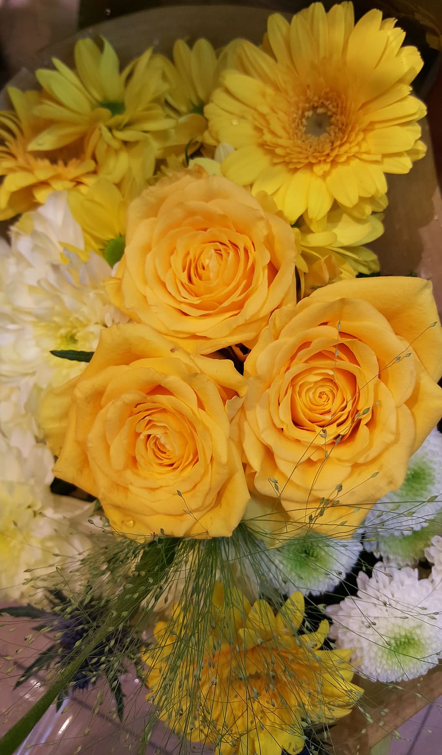 giallo, rosa, luminosa, vicino, rosa gialla, petali, natura, rose gialle, margherite, estate, fiore, fioriture di rose, rosa fiorita, fiori gialli, giallo acceso, bianca, mazzi di fiori, saluto floreale, pianta fiorita, pianta, bellezza nella natura, fragilità, vulnerabilità, composizione floreale, infiorescenza, testa di fiore, mazzo, petalo, avvicinamento, freschezza, nessuno, in casa, preparativi, un mazzo di fiori, morbidezza, 4K