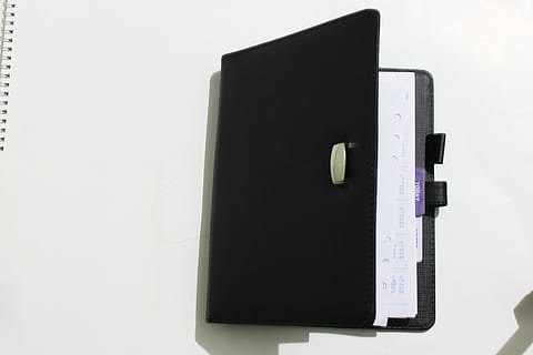 carte, deschis, simplu, hârtie, alb, gol, manual, şcoală, citind, bibliotecă, jurnal, învăța, cunoştinţe, Notă, studiu, învăţare, publicare, document, informație, acoperi, tehnologie, nici o persoana, fundal alb, a închide, Industrie cinematografică, zi, spațiu copie, în interior, studio shot, natură moartă, culoare neagră, direct deasupra, stilou, vedere în unghi mare, cartelă de note, Afaceri, elimina, furnizarea de birou, organizator personal, masa, 4K, CC0, domeniu public, fără drepturi de autor