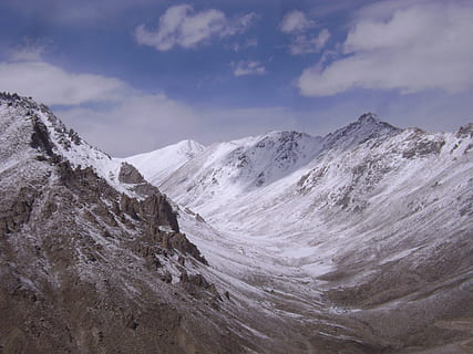 la neve, capped, montagna, nuvoloso, cielo, avventura, nuvole, freddo, ambiente, congelato, alto, paesaggio, picco di montagna, natura, all'aperto, rocce, montagna rocciosa, panoramico, montagne innevate, viaggio, valle, inverno, nuvola - cielo, bellezza nella natura, scenics - natura, temperatura fredda, catena montuosa, scena non urbana, scena tranquilla, la tranquillità, giorno, montagna innevata, idilliaco, nessuno, formazione, gamma, 2K, CC0, dominio pubblico, privo di copyright