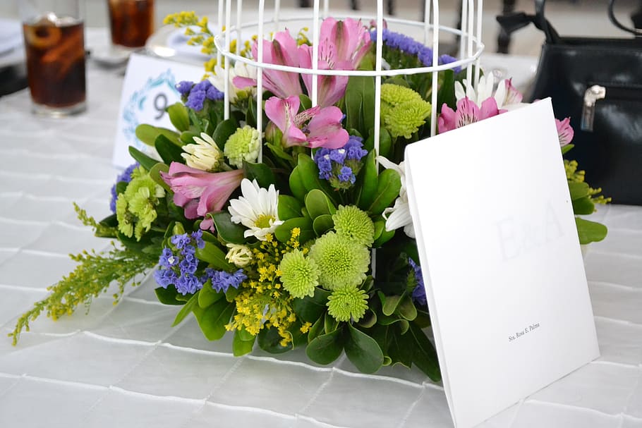 flors, taula, retallada, topper de taula, flor, planta amb flors, planta, frescor, arranjament, naturalesa, bellesa a la natura, cap gent, full, part de la planta, arranjament floral, cap de flor, Color blanc, bouquet, primer pla, a l'interior, color verd, vulnerabilitat, fragilitat, porpra, Ram de flors, 2K