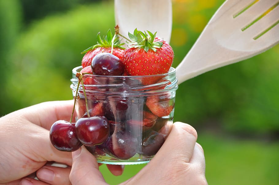 melmelada, fruita, deliciós, comestible, vermell, vidre, mà humana, menjar, frescor, celebració, estiu, maduixa, primer pla, menjar i beguda, alimentació saludable, naturalesa, dones, fruites de baies, a l'aire lliure, color verd, part del cos humà, una persona, mà, centrar-se en primer pla, benestar, dia, persones reals, part del cos, persona irreconeixible, dit, 4K