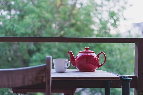 rosso, ceramica, teiera, bianca, boccale, Marrone, di legno, tavolo, tè, caldo, caffè, tazza, amore, freddo, rilassare, prima colazione, mattina, pentola, alberi, verde, bere, cibo e bevande, piattino, rinfresco, vasellame, concentrarsi sulle conoscenze acquisite, giorno, tazza di tè, tè - bevanda calda, nessuno, legno - materiale, tazza di caffè, bevanda calda, assenza, vassoio, bevanda analcolica, 5K, CC0, dominio pubblico, privo di copyright