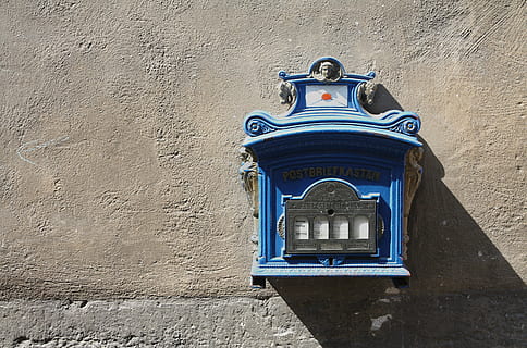 blauw, postbus, opgehangen, muur, brievenbussen, post, oud, würzburg, Duitsland, muur - bouwfunctie, ingebouwde structuur, architectuur, buitenkant van het gebouw, dag, geen mensen, lage hoekweergave, zonlicht, metaal, buitenshuis, detailopname, natuur, gebouw, venster, verlichtingsapparatuur, 4K, CC0, publiek domein, royaltyvrij