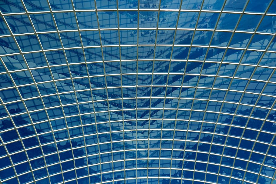 chromovaná drátěná obrazovka, šedý kovový plot, architektura, odraz, střecha, textura, detail, modrý, vzor, stavba, celý rám, nízký úhel pohledu, nikdo, pozadí, moderní, geometrický tvar, sklo - materiál, kov, den, design, tvar, nebe, venku, exteriér budovy, Příroda, opakování, strop, 4K