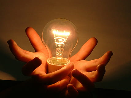 llum, mans, bombeta, brillant, electricitat, mà humana, part del cos humà, equips d’il·luminació, mà, il·luminat, vidre - material, filament, part del cos, una persona, a l'interior, dit humà, dit, generació de combustible i energia, primer pla, celebració, transparent, Font d'alimentació, vidre, sostre, 1080P, CC0, domini públic, lliure de regalies