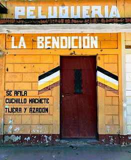 peluqueria, la, bendicion wall art, czerwony, stalowe drzwi, Zamknięte, Ściana, cegła, namalowany, powierzchnia, fasada, tekst, rodzaj, krój pisma, czcionka, drzwi, peluquerium, la bendicion, Fotografia uliczna, atitlan, Gwatemala, ostrzyżenie, architektura, porozumiewanie się, na zewnątrz budynku, zbudowana struktura, pismo zachodnie, znak, żadnych ludzi, funkcja budowy ścian, dzień, budynek, Wielka litera, wejście, Miasto, na dworze, bezpieczeństwo, Informacja, garaż, znak sklepu, 1080P, CC0, domena publiczna, darmowe zdjęcia