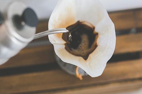 infuser du café, brassage, café, chemex, brasser, bar a café, infusion de café, filtre, café filtre, bouilloire, eau, aliments, fermer, Nourriture et boisson, à l'intérieur, alimentation saine, personne, ustensile de cuisine, fraîcheur, cuillère, se concentrer sur le premier plan, couleur blanche, pétale, fleur, mise au point sélective, plante à fleurs, table, journée, vulnérabilité, la nature, 4K, CC0, domaine public, libre de droits