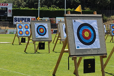 skydning, bue, mål, græs, plante, sport, sportsmål, dag, natur, jord, Mark, ingen mennesker, sollys, bueskydning, udendørs, parkere, fravær, tekst, meddelelse, form, park - mand skabt plads, cirkel, sæde, 2K, CC0, offentligt domæne, royaltyfrie