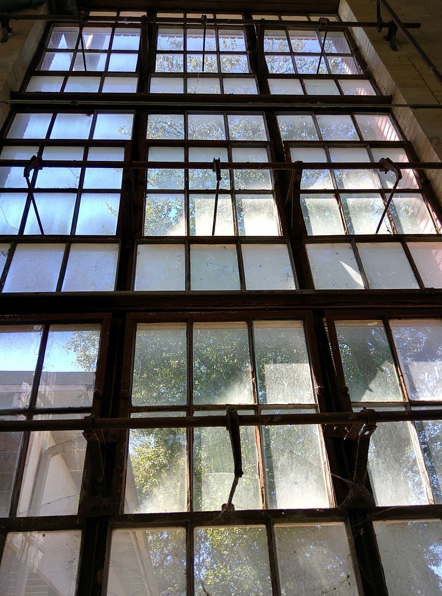 finestra, vell, fàbrica, obert, ventilació, ferro, vista d’angle baix, vidre - material, estructura construïda, arquitectura, transparent, a l'interior, cap gent, patró, dia, edifici, reflexió, marc complet, vidre, naturalesa, sostre, núvol - cel, cel, disseny, claraboia, biga del sostre, 4K