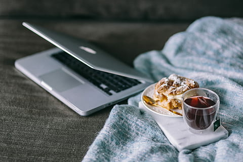 tasse, thé, sucré, gâteau, tasse de thé, chaud, boisson, portable, ordinateur, La technologie, aliments, table, personne, l'Internet, Technologie sans fil, Nourriture et boisson, à l'intérieur, la communication, lien, agresser, tasse à café, fraîcheur, café, boisson chaude, café - boisson, portabilité, petit déjeuner, vaisselle, 5K, CC0, domaine public, libre de droits