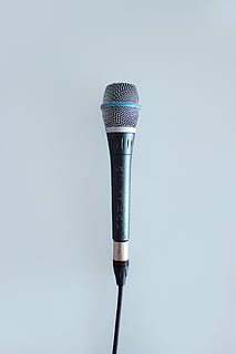 nero, grigio, con filo, microfono, dinamico, superficie, parlare, mic, altoparlante, comunicare, comunicazione, dispositivo di input, girato in studio, in casa, singolo oggetto, nessuno, cultura artistica e intrattenimento, tecnologia, blu, avvicinamento, musica, copia spazio, sfondo grigio, ritagliare, prestazione, color argento, metallo, sfondo bianco, sfondo colorato, sfondo blu, 4K, CC0, dominio pubblico, privo di copyright