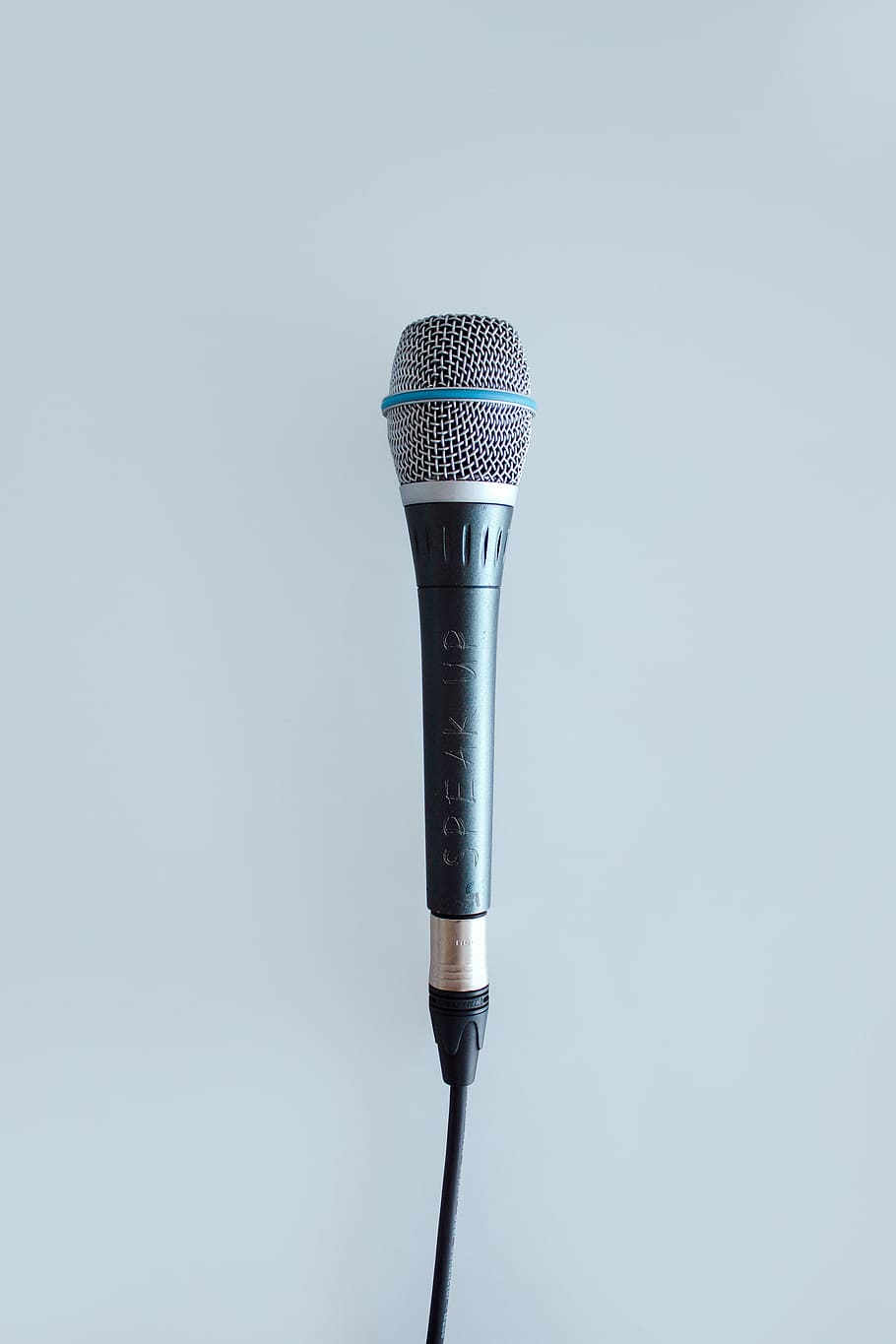 nero, grigio, con filo, microfono, dinamico, superficie, parlare, mic, altoparlante, comunicare, comunicazione, dispositivo di input, girato in studio, in casa, singolo oggetto, nessuno, cultura artistica e intrattenimento, tecnologia, blu, avvicinamento, musica, copia spazio, sfondo grigio, ritagliare, prestazione, color argento, metallo, sfondo bianco, sfondo colorato, sfondo blu, 4K