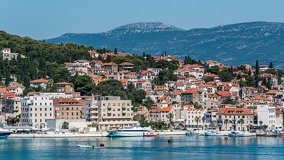 corpo, agua, dia, Dividido, Croácia, arquitetura, panorama, montanhas, Mediterrâneo, Cidade, Europa, turismo, costa, viagem, verão, destino, período de férias, velho, construção, famoso, ao ar livre, histórico, atração, exterior do edifício, estrutura construída, embarcação náutica, montanha, Distrito residencial, mar, natureza, terra, céu, paisagem urbana, casa, destinos de viagem, Porto, transporte, ninguém, comunidade, barco a vela, 8K, CC0, domínio público, royalty free